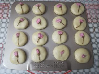 25、玫瑰鲜花饼,所有的面团依次包好馅料，稍稍按扁，在面团时放上一朵盐渍樱花