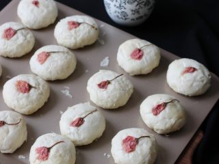 27、玫瑰鲜花饼, 玫瑰鲜花饼烤熟后取出放凉，密封保存