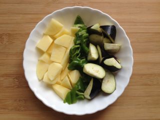 2、地三鲜,土豆去皮切块，茄子洗净切块，青椒去籽切块