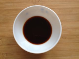 4、地三鲜,准备好调料汁：生抽、老抽、糖、玉米淀粉，再兑入约20g清水调匀