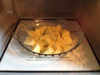 5、地三鲜,土豆块放进微波炉，高火叮2分20秒（差不多七成熟）