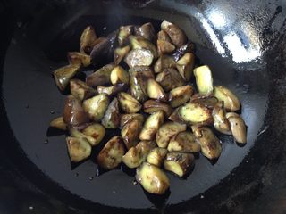 8、地三鲜,再把茄子炒软捞出