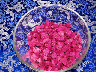 2、桂香紫薯杂粮羹,将大米淘洗一遍，取足量清水将大米浸泡1小时，紫薯切小丁待用