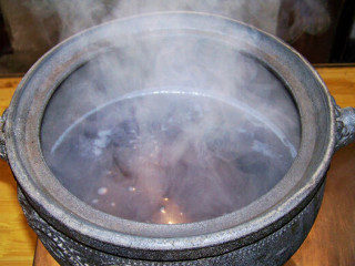 3、桂香紫薯杂粮羹,取4克金桂花放入大茶碗冲入80度热水，浸泡出香后将水泌入砂锅，重复冲泡5次，将所有茶水倒入砂锅，再将砂锅内的水加足，大火煮开