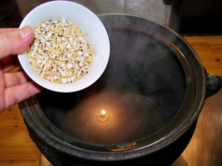 4、桂香紫薯杂粮羹,将杂粮沥干水，倒入砂锅，大火煮沸，转中火，不停搅拌，熬半小时