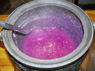 5、桂香紫薯杂粮羹,大米沥干水，倒入砂锅，大火煮沸，将紫薯倒入砂锅，大火煮沸，转中火，熬至水米交融