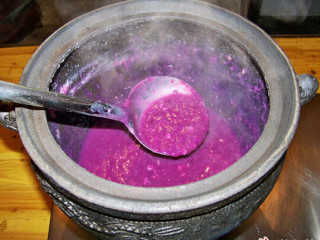 6、桂香紫薯杂粮羹,加入多晶冰糖，搅拌至多晶冰糖完全融化，搅拌均匀起锅，撒金剩余桂花，即可