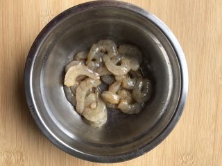 1、花样水晶虾饺,虾剥壳去线后，加入点料酒，酱油，胡椒粉搅拌均匀腌制备用