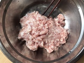 2、花样水晶虾饺,猪肉剁碎
