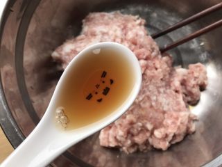 3、花样水晶虾饺,加入一勺料酒