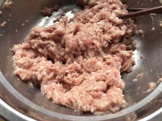 9、花样水晶虾饺,使劲快速搅拌至上筋