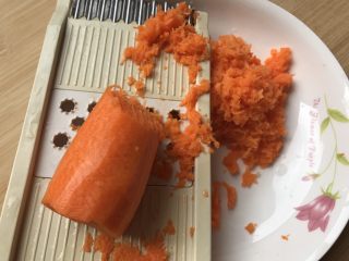 10、花样水晶虾饺,红萝卜去皮擦蓉