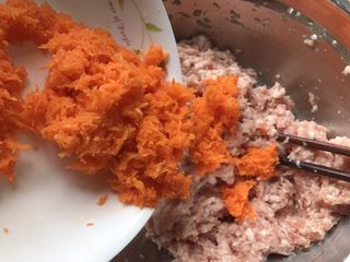 11、花样水晶虾饺,加入到肉末里