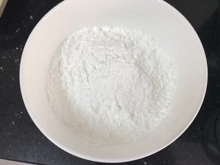 13、花样水晶虾饺,2种淀粉混合倒入大碗里