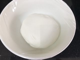 16、花样水晶虾饺,揉均匀后盖上保鲜膜，放置15分钟