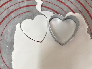 17、花样水晶虾饺,然后用模具压出小片