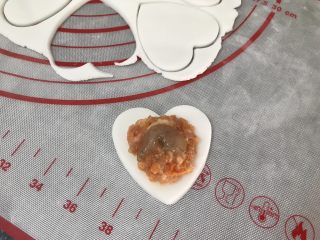 19、花样水晶虾饺,在心形饺皮上肉馅和虾条
