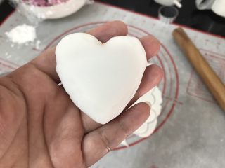 20、花样水晶虾饺,把边缘捏紧粘合上就成了一个爱心水晶饺了