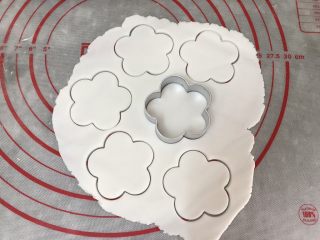 21、花样水晶虾饺,同样的方法压出花朵饺皮