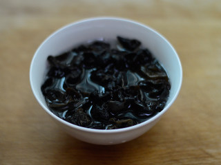 1、胡萝卜木耳炒鸡蛋,木耳用温水泡发