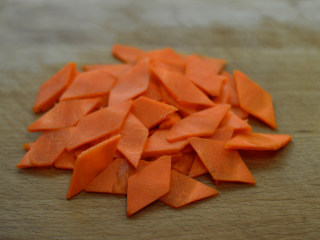 3、胡萝卜木耳炒鸡蛋,胡萝卜切成薄片