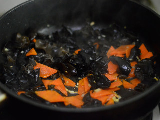 10、胡萝卜木耳炒鸡蛋,放入胡萝卜和木耳拌炒