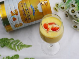 10、好喝到舔杯的奶香玉米汁,加入草莓。