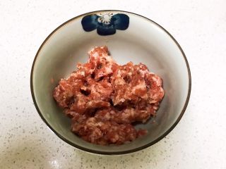 1、鹌鹑蛋肉末清汤面,猪肉末里面加入生抽,料酒和玉米淀粉抓匀