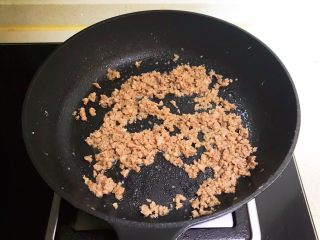 3、鹌鹑蛋肉末清汤面,肉末炒熟了备用