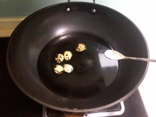 4、鹌鹑蛋肉末清汤面,锅里加入冷水,放入鹌鹑蛋,加入1克精盐,大火烧开后煮3分钟左右关火,焖2分钟即可