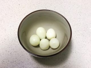 5、鹌鹑蛋肉末清汤面,把鹌鹑蛋捞出来用冷水过凉,剥皮后备用