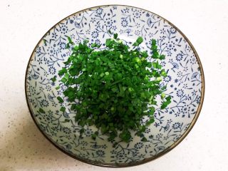 7、鹌鹑蛋肉末清汤面,香葱叶切成末