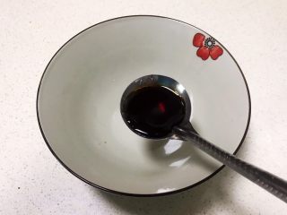 8、鹌鹑蛋肉末清汤面,调制碗底:1勺生抽