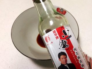 9、鹌鹑蛋肉末清汤面,加入半勺芝麻油