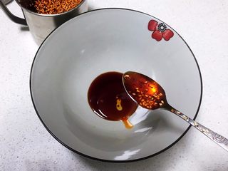 11、鹌鹑蛋肉末清汤面,加入1勺红辣油