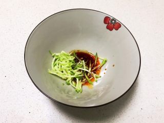 14、鹌鹑蛋肉末清汤面,加入一半黄瓜丝