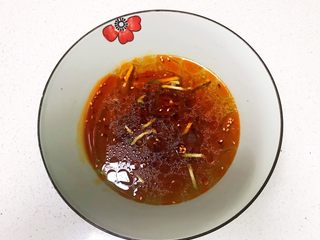 15、鹌鹑蛋肉末清汤面,加入200ml开水调匀