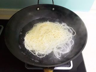 17、鹌鹑蛋肉末清汤面,锅里水开后加入切面