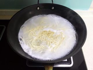 18、鹌鹑蛋肉末清汤面,水开后煮3分钟