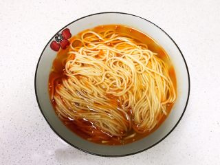 19、鹌鹑蛋肉末清汤面,把煮好的切捞出来放入汤汁里面