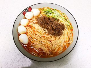 22、鹌鹑蛋肉末清汤面,加入鹌鹑蛋