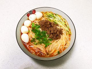 23、鹌鹑蛋肉末清汤面,撒上香葱末即可