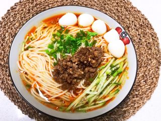 25、鹌鹑蛋肉末清汤面,鹌鹑蛋肉末清汤面汤汁微辣鲜美,面条口感筋道,鹌鹑蛋口感Q弹,瓜丝清爽,非常好吃的一款面条,慢慢一大碗都下肚了,连点汤汁都没剩,太巴适了~