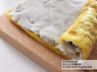 4、宝宝辅食：芋头蛋卷-好好吃早餐，元气满满地开始一天吧！10M+,卷起，卷好后用手指在接缝处轻轻按压固定，放在一边备用。小芽的芋泥是比较黏的，所以芋泥卷可以很好的黏合在一起。