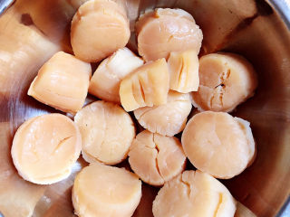 2、干贝海鲜粥,干贝侵泡好待用。