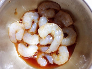 6、干贝海鲜粥,虾仁中放入料酒、蚝油、生抽、白胡椒粉，搅拌均匀腌制10分钟。