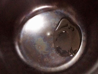 8、干贝海鲜粥,砂锅中倒入橄榄油，加热至五成热。