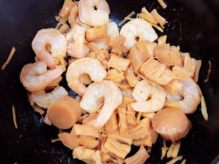 11、干贝海鲜粥,再放入虾仁翻炒均匀。