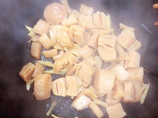 10、干贝海鲜粥,放入干贝炒香。