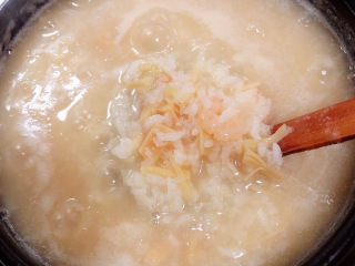 14、干贝海鲜粥,粥熬煮20分钟。